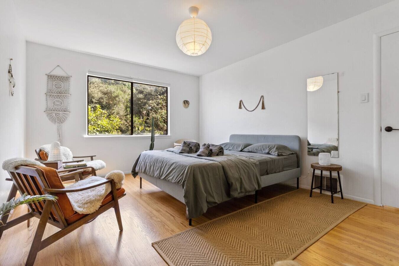 Skrivebord, strykejern/-brett, wi-fi (inkludert) og sengetøy