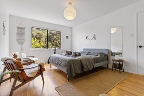 Escritorio, tabla de planchar con plancha, wifi gratis y ropa de cama 