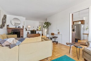 Smart TV, offices - Two Bedroom Home Near the Freeway for Easy Access (San Francisco)