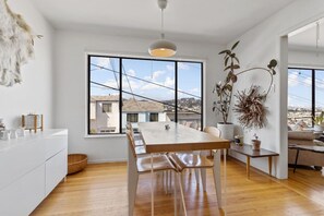 Dining - Two Bedroom Home Near the Freeway for Easy Access (San Francisco)