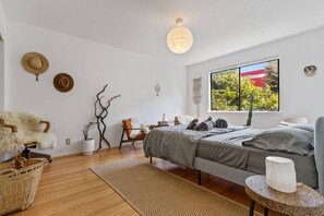 Desk, iron/ironing board, free WiFi, bed sheets - Two Bedroom Home Near the Freeway for Easy Access (San Francisco)