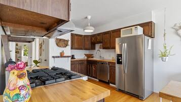 Een koelkast, een magnetron, een oven, een kookplaat