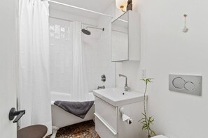 Shower, hair dryer, towels, soap - Two Bedroom Home Near the Freeway for Easy Access (San Francisco)