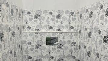 Deluxe Room, Garden View | Bathroom | Free toiletries, towels, soap, shampoo