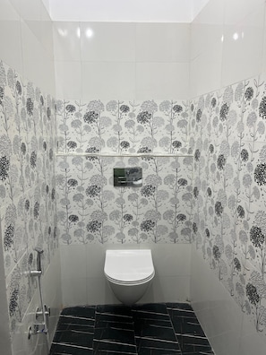 Camera Deluxe, vista giardino | Bagno | Set di cortesia gratuito, asciugamani, sapone, shampoo