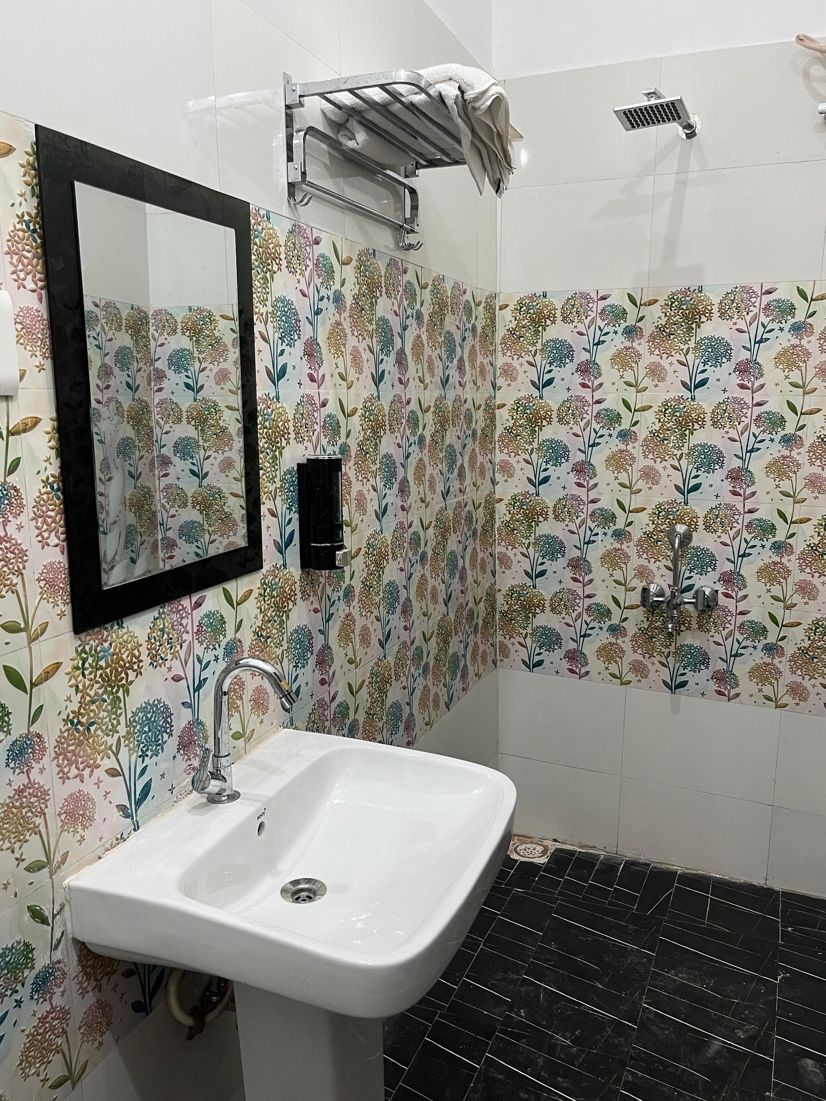 Deluxe Room, Garden View | Bathroom | Free toiletries, towels, soap, shampoo