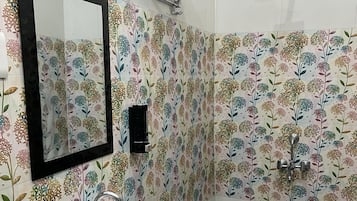Deluxe Room, Garden View | Bathroom | Free toiletries, towels, soap, shampoo