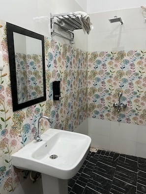 Deluxe Room, Garden View | Bathroom | Free toiletries, towels, soap, shampoo
