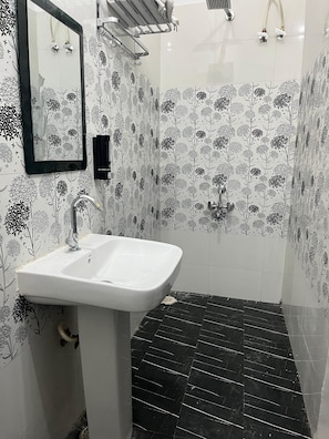 Camera Deluxe, vista giardino | Bagno | Set di cortesia gratuito, asciugamani, sapone, shampoo