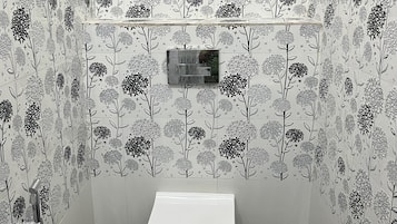 Deluxe Room, Garden View | Bathroom