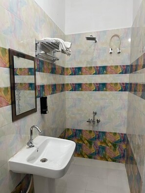 Quarto luxo, vista para o jardim | Banheiro | Produtos de toalete grátis, toalhas de banho, sabonete, shampoo