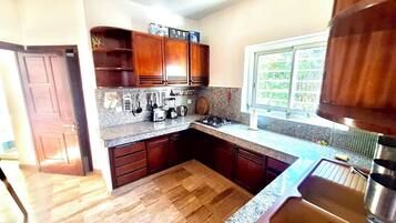 Køleskab, mikrobølgeovn, ovn, kogeplade