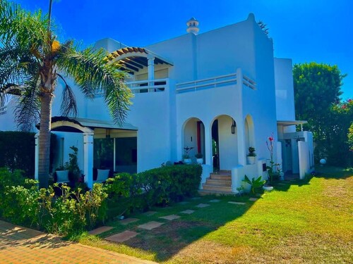 Villa au calme, jardin spacieux et confort moderne