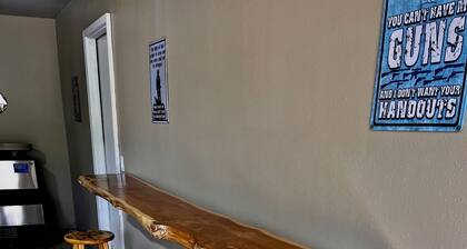 The Dam Lakehouse --Beautiful 3-bedroom home 1/2 mile from Lake Eufaula Dam