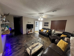 Smart TV - The Dam Lakehouse --Beautiful 3-bedroom home 1/2 mile from Lake Eufaula Dam (Stigler)