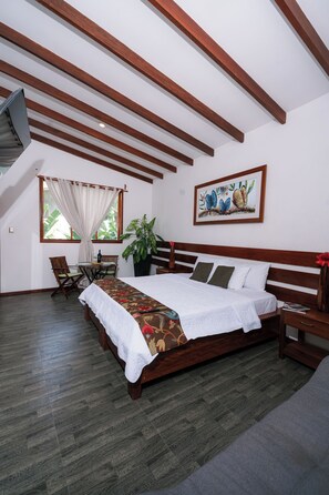 スーペリア スイート バルコニー マウンテンビュー | ミニバー、デスク、WiFi (無料)、ベッドシーツ