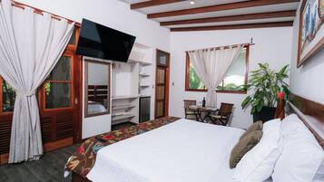 Minibar, escritorio, wifi gratis y ropa de cama