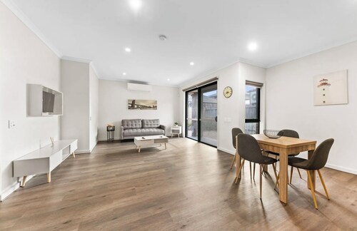 3BR Home Near Werribee Plaza w/ Free Parking + Free Wifi