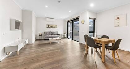 3BR Home Near Werribee Plaza w/ Free Parking + Free Wifi