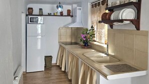 Refrigerador, microondas, placa de cocina, cafetera/tetera