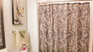 Sèche-cheveux, serviettes fournies, savon, papier toilette