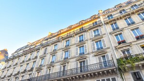 A multi-story building with a classical architectural style, featuring balconies with wrought iron railings and a symmetrical facade. - Charming Flat -2br/6p- Montorgueil (Paris)