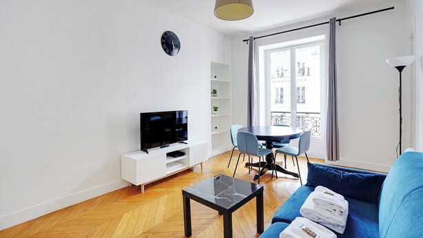A modern living room with a sofa, TV, and dining area. - Charming Flat -2br/6p- Montorgueil (Paris)