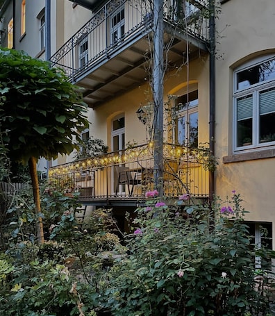 Exterior. Cozy Rosy
