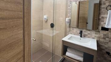 Doppia Superior | Bagno | Doccia, set di cortesia gratuito, asciugamani, sapone