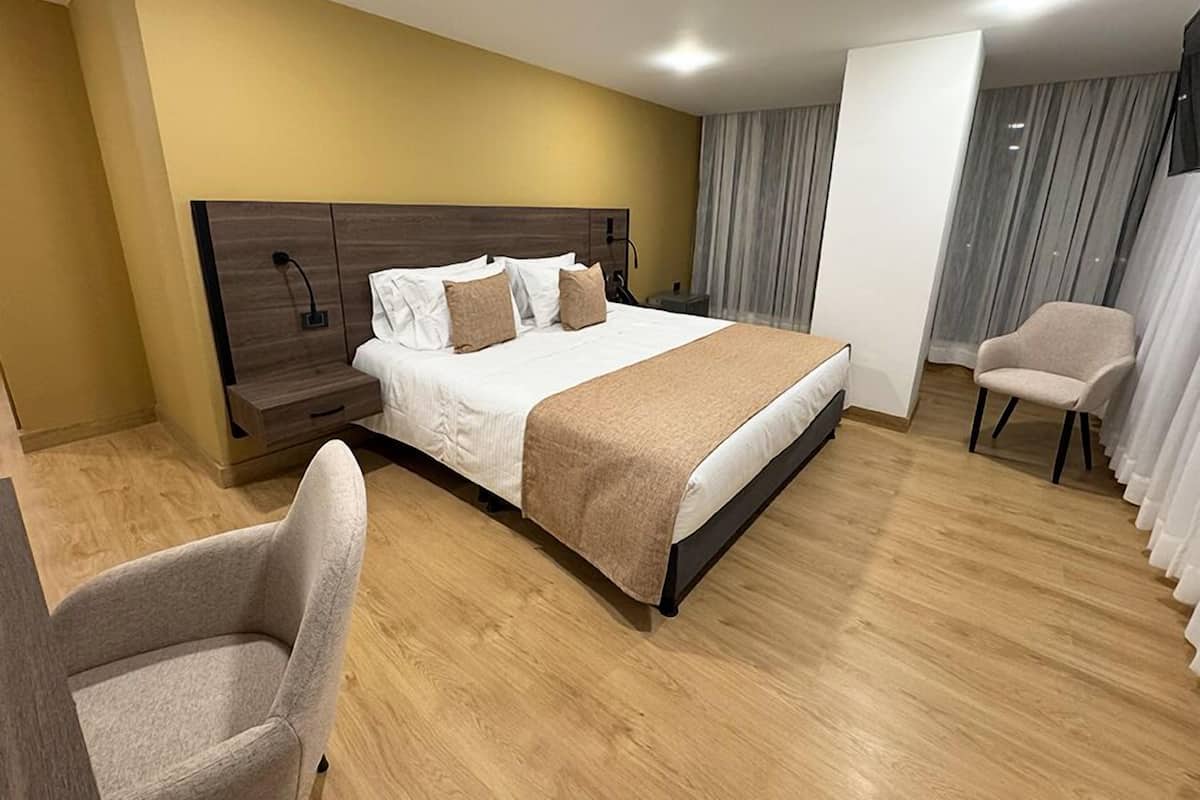 Caixa forta a l'habitació, cortines opaques i planxa i posts de planxar