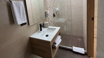 Standard dubbelrum | Badrum | Dusch, gratis toalettartiklar, handdukar och tvål