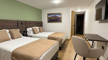 Quadrupla Superior | Una cassaforte in camera, tende oscuranti, ferro/asse da stiro