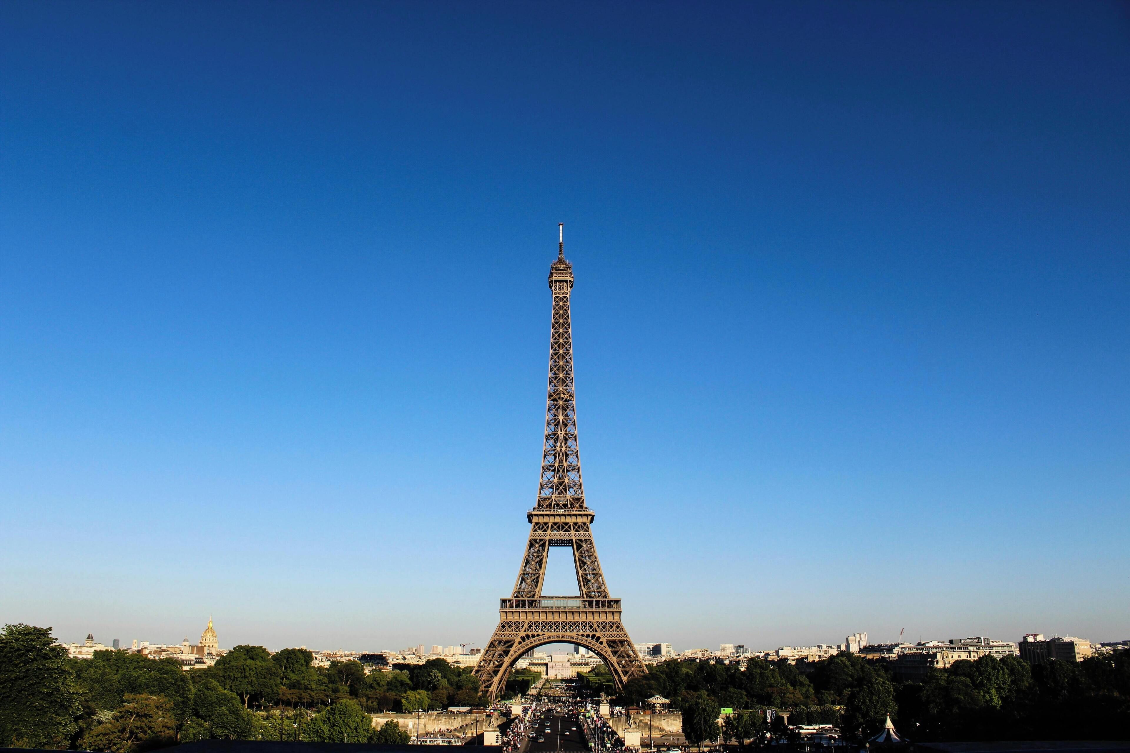 La Tour Eiffel, avec une vue dégagée sur sa structure et le paysage urbain environnant.