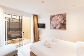 In-room safe, travel cot, free WiFi, bed sheets - Les Suites Tour Eiffel (Paris)