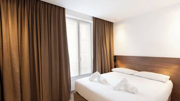 Les Suites Parisiennes | Coffres-forts dans les chambres, lit parapluie, Wi-Fi gratuit