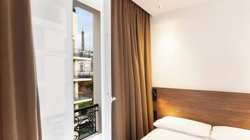 Les Suites Parisiennes | Cofres nos quartos, berço de viagem, Wi-Fi de cortesia, roupa de cama