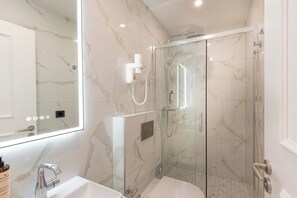 Les Suites Parisiennes | Bathroom