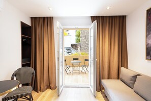 La Suite Terrasse Discrete | In-room safe, travel crib, free WiFi, bed sheets