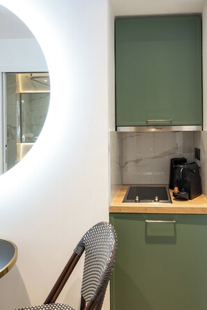 Standaard studio | Privékitchenette | Een minikoelkast, een microgolfoven, een kookplaat, een espressoapparaat