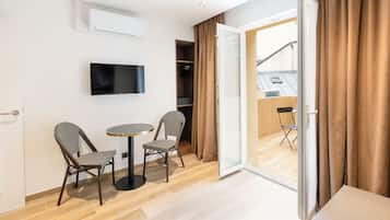 La Suite Terrasse Discrete | In-room safe, travel crib, free WiFi, bed sheets