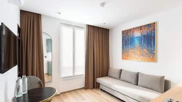 Les Suites Parisiennes | Coin séjour | Télévision à écran plat de 32 pouces avec chaînes numériques