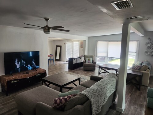 Artsy Oasis - entire house in Clearwater with private pool