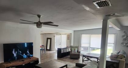 Artsy Oasis - entire house in Clearwater with private pool