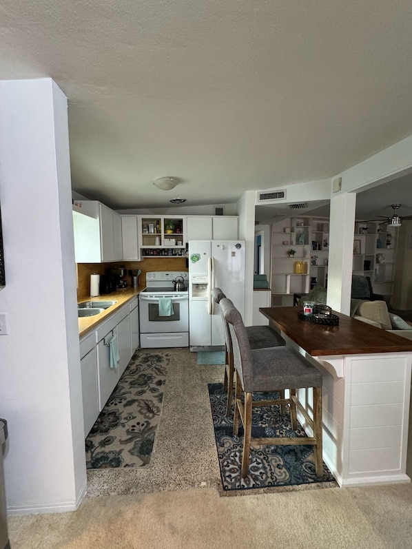 Geladeira, micro-ondas, fogão, cooktop