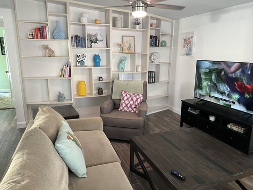 Artsy Oasis - entire house in Clearwater with private pool