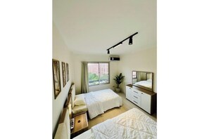 3 bedrooms, iron/ironing board, internet, bed sheets
