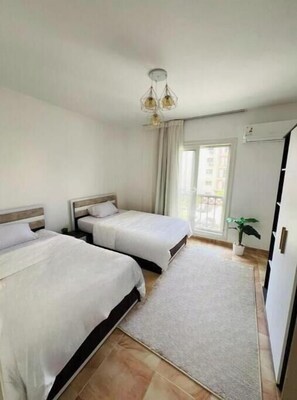 2 slaapkamers, een strijkplank/strijkijzer, internet, beddengoed