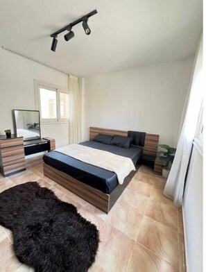 2 bedrooms, iron/ironing board, internet, bed sheets