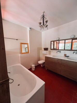 Dusj, hårføner, håndklær og såpe