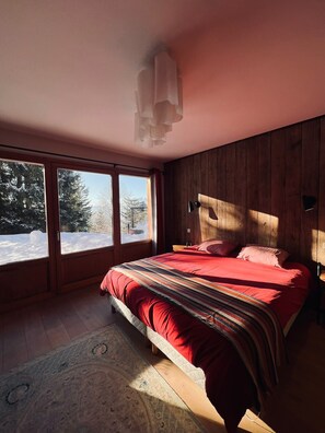 7 bedrooms, desk, iron/ironing board, travel cot